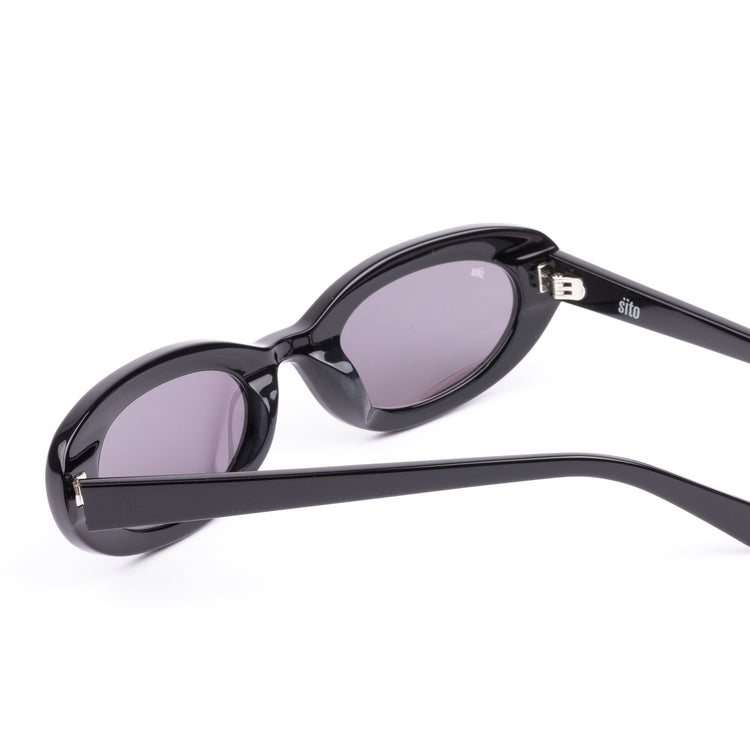 Lourdes: Black/Smokey Grey